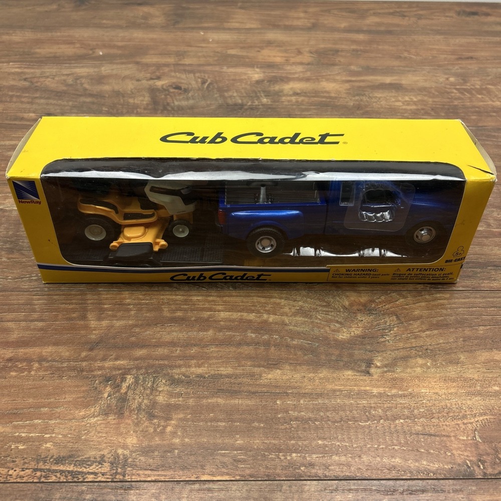 New Ray 1:24th Scale Cub Cadet LTX 1050 Garden Tractor, #SS-05663 Diecast NIB‎